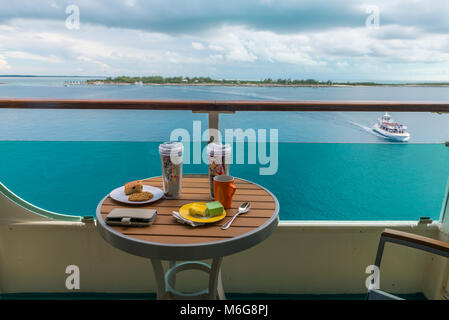 USA, Florida, Bahamas, Karibien, kryssning, Sol, Semester, njuta, läsa ledighet, Bok, solstolar, charterangebot, utsikt, fika, Bord, Balkon, Lek, människor, Cru Stockfoto