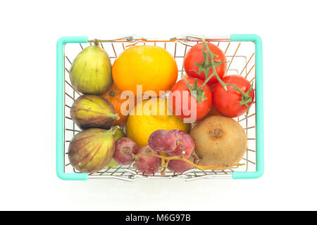 Shopping Korb mit Obst und Gemüse auf einem weißen Hintergrund/Konzept gesunde Ernährung zur Unterstützung der Diät Stockfoto