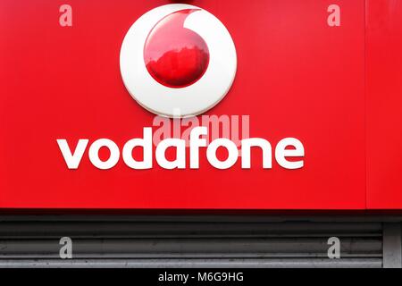 London, Großbritannien, 31. Januar 2018: Vodafone Logo auf eine Wand. Vodafone ist eine britische multinationalen Telekommunikationsunternehmen Stockfoto