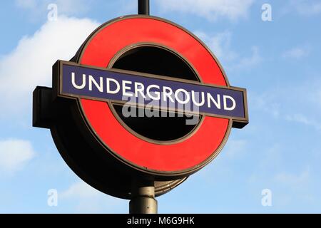 U-Schild in London. Die Londoner U-Bahn ist eine öffentliche rapid transit system London dienen Stockfoto