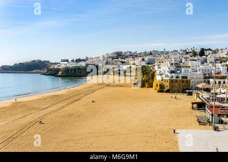 Breit, fast leer, Sandstrand in Albufeira, Algarve, Portugal Stockfoto