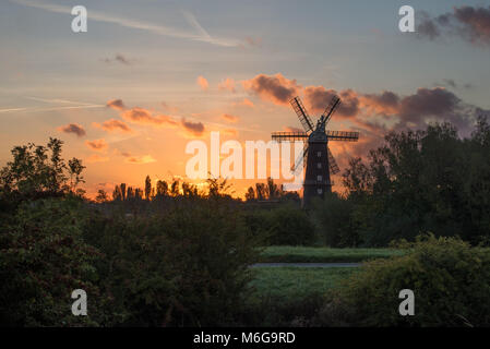 Sibsey Trader Mühle Silhouette gegen die Dämmerung Himmel an einem Herbstmorgen Stockfoto