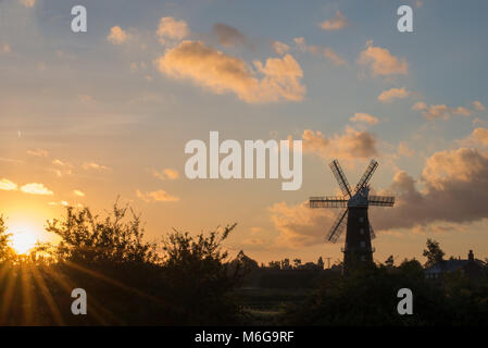 Sibsey Trader Mühle Silhouette gegen die Dämmerung Himmel an einem Herbstmorgen Stockfoto