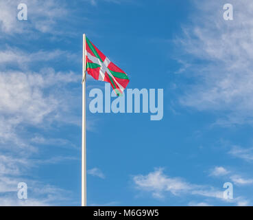 Baskische Flagge im Wind gegen den Himmel Stockfoto