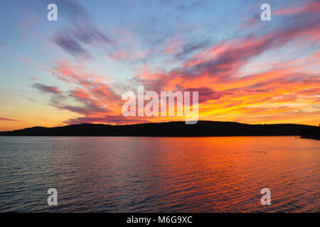 Feurigen Sonnenuntergang in der Broughton Archipel über Johnstone Strait in Sointula British Columbia, Kanada. Stockfoto