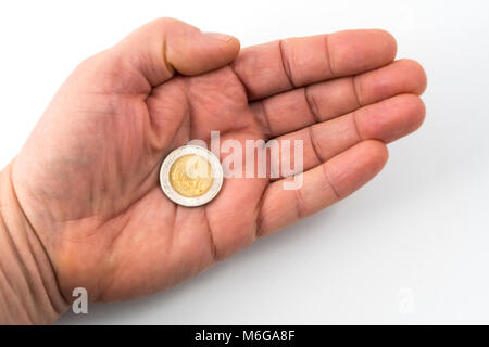 Eine Thailändische Münze von 10 Badewanne auf einer Hand Stockfoto