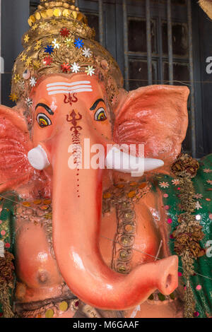 Madikeri, Indien - 31. Oktober 2013: Nahaufnahme von Ganesha Kopf mit Kofferraum lachsfarbene Prozession doll, auf Anzeige an Madikeri Fort. Multicolor Dez Stockfoto