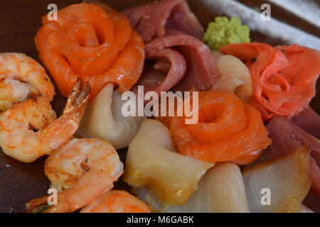 Gemischte Meeresfrüchte Salat in der Schüssel, das thailändische Essen aus Garnelen, Fisch, Muscheln, Tintenfisch Stockfoto