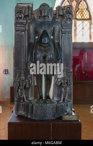 Madikeri, Indien - 31. Oktober 2013: Alte Santinatha, Jain Religion, dreizehnten Tirthankar, grauen Stein Statue aus gegraben und an der histor Stockfoto