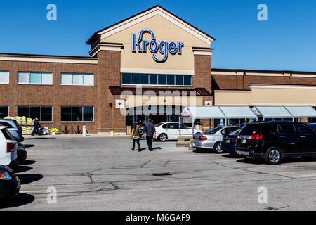 Indianapolis - ca. März 2018: Kroger Supermarkt. Die Kroger Co. ist einer der weltweit größten Lebensmittelhändler III Stockfoto