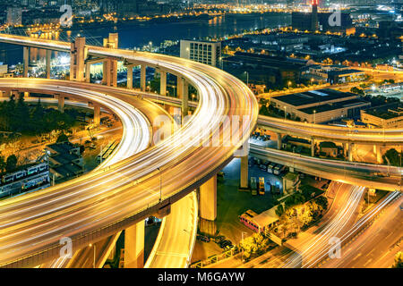 Schöne Nanpu Brücke bei Dämmerung, überquert den Fluss Huangpu, Shanghai, China Stockfoto
