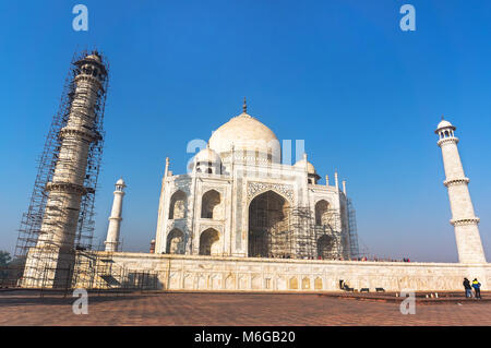 Einen perspektivischen Blick auf taj-mahal Mausoleum mit Reflexion im Wasser. Februar, 2017 Stockfoto