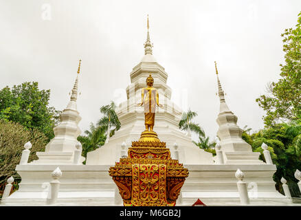 Weiße Pagode in buddhistischen Tempel in Xishuangbanna, Sipsongpanna oder Sibsongbanna im Süden der Provinz Yunnan der Volksrepublik China. Stockfoto