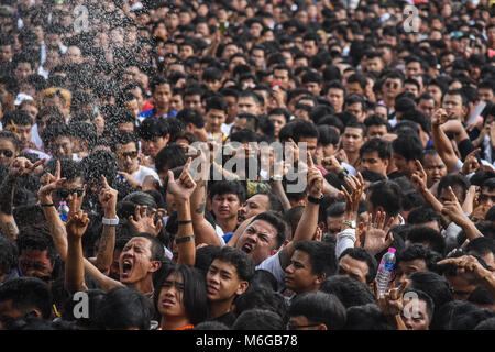 Nakhon Pathom, Thailand Anhänger sind mit heiligem Wasser während einer religiösen tattoo Festival in Wat Bang Phra Kloster, wo Anhänger die Macht ihrer heiligen Tattoos aufladen gesprüht, in Nakhon Pathom Provinz, Thailand März 3, 2018. während Tausende von Thais Menschen versammelt, um am Schrein im Wat Bang Phra Nakhon Chai Si Region gelegen, (ca. 50 km westlich von Bangkok), um zu sehen, den Wat Bang Phra Tattoo Festival Quelle: PACIFIC PRESS/Alamy leben Nachrichten Stockfoto