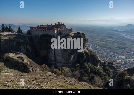 St Stefan Monastery in Meteora Felsen, was bedeutet "aufgeschoben" in Luft in Trikala, Griechenland Stockfoto