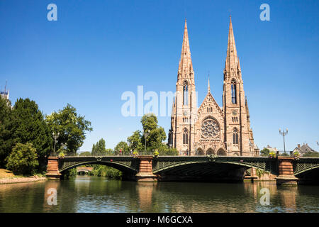 St. Paul's Kirche, ein großer Gothic Revival Lutehran Kirche und eines der Wahrzeichen der Stadt Straßburg im Elsaß, Frankreich, mit dem Fluss Ill Stockfoto