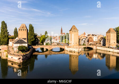 Blick auf die Ponts Couverts und der Kathedrale von Straßburg aus der Barrage Vauban. Ein Weltkulturerbe seit 1988 Stockfoto