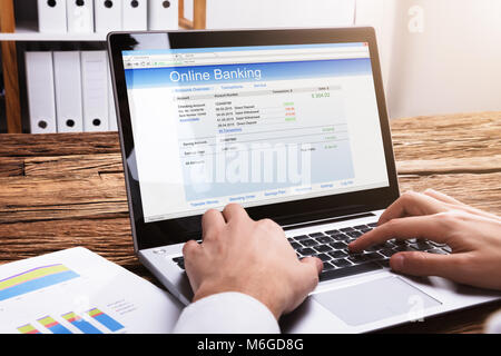 Nahaufnahme der Kaufmann Hand tun, Online Banking auf Laptop Stockfoto