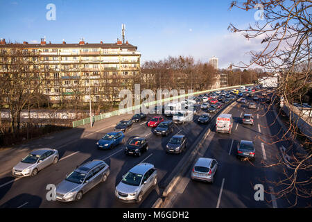 Deutschland, Köln, Stau auf der Straße Innere Kanalstrasse, einer der meistbefahrenen Straßen in Köln, Vorgehensweise bei der Zoo Brücke. Deutschland, Stockfoto