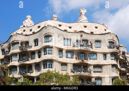 Die wellenförmige Fassade der Casa Mila, das letzte Gebäude von Antoni Gaudí vor der Sagrada Familia - Barcelona, Katalonien, Spanien Stockfoto