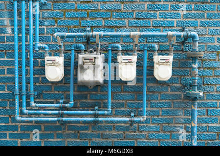 Mehrere gas Meter auf einer blauen Wand eines Wohnhauses befindet Stockfoto