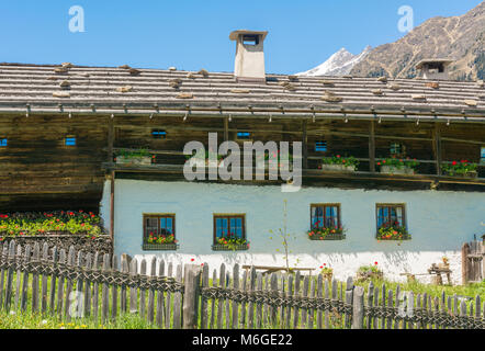 Holz- Haus typisch in einem Alpen Dorf auf Valley/Ridnaun Ridnauntal - Ratschings Land - in der Nähe von Sterzing, Südtirol, Norditalien Stockfoto