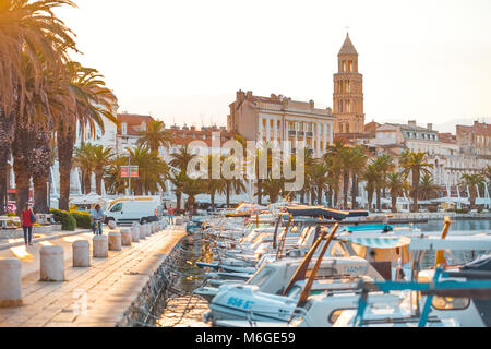 SPLIT, Kroatien - 12. JULI 2017: Schöne Aussicht der geteilten Stadt, Hafen und die Promenade an der Goldenen Stunde mit Booten im Hafen Stockfoto