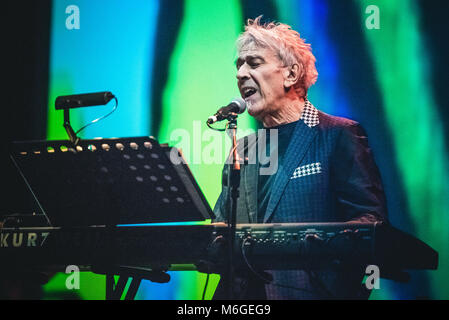 Turin, Italien. 03 Mär, 2018. Die Waliser Musiker, Komponist, Sänger, Songwriter und Produzent John Cale live auf der Bühne des Officine Grandi Riparazioni (OGR) in Turin, für seinen einzigen italienischen Konzert. Credit: Alessandro Bosio/Pacific Press/Alamy leben Nachrichten Stockfoto