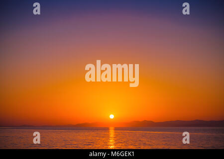 Schönen Sonnenuntergang in einem Hafen der kleinen Stadt Postira - Dalmatien, Kroatien Stockfoto