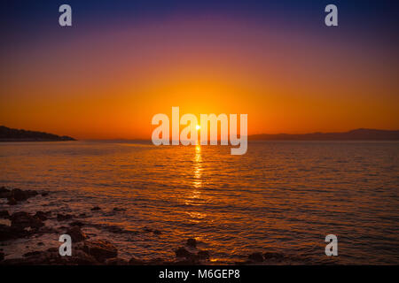 Blick auf Sonnenuntergang in einem Hafen der kleinen Stadt Postira - Dalmatien, Kroatien Stockfoto