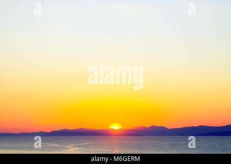 Schönen Sonnenuntergang in einem Hafen der kleinen Stadt Postira - Dalmatien, Kroatien Stockfoto