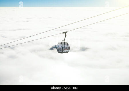 CHOPOK, SLOWAKEI - Dezember 13, 2017: Seilbahn Kabine im Winter sports Resort Area - Jasna, Chopok, Slowakei Stockfoto