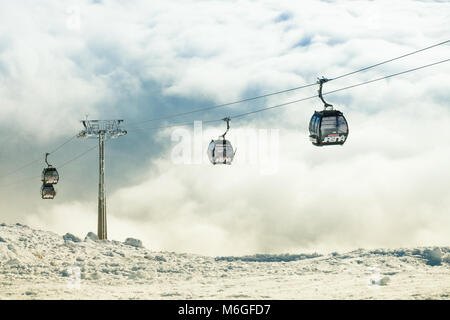 CHOPOK, SLOWAKEI - Dezember 13, 2017: Seilbahn Kabinen im Winter sports Resort Area - Jasna, Chopok, Slowakei Stockfoto