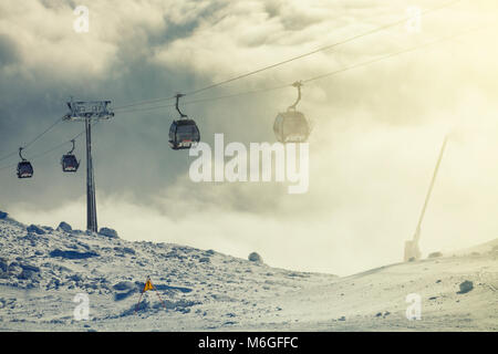 CHOPOK, SLOWAKEI - Dezember 13, 2017: Seilbahn Kabinen auf und ab gehen im Winter sports Resort Area - Jasna, Chopok, Slowakei Stockfoto