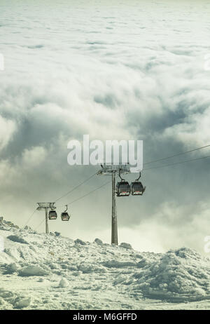 CHOPOK, SLOWAKEI - Dezember 13, 2017: Seilbahn Kabinen auf und ab gehen im Winter sports Resort Area - Jasna, Chopok, Slowakei Stockfoto