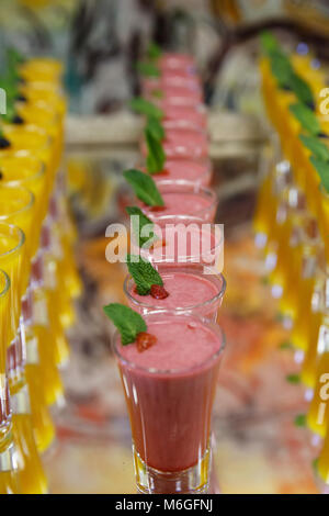 Catring farbigen Früchten mousse Dessert im Glas auf Spiegel backgroung Stockfoto