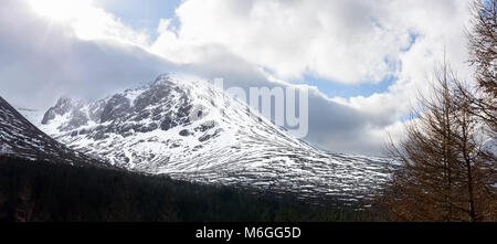 Die Nordwand des Ben Nevis an einem trüben Wintertag in den Highlands von Schottland, Großbritannien. Stockfoto