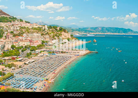 Luftaufnahme von Vietri Sul Mare Beach mit Menschen an sonnigen Sommertagen mit Bergen im Hintergrund, die Küste von Amalfi, Italien Stockfoto