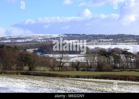 Ribble Valley Blick in Richtung des Dorfes Langho in Blackburn an einem Wintertag mit Schnee auf dem Boden suchen. Stockfoto