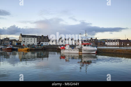 Fischerboote vor dem Kai des Inneren Hafen von Stonehaven vertäut. Stonehaven ist ein Fischerdorf an der Ostküste von Aberdeenshire. Stockfoto