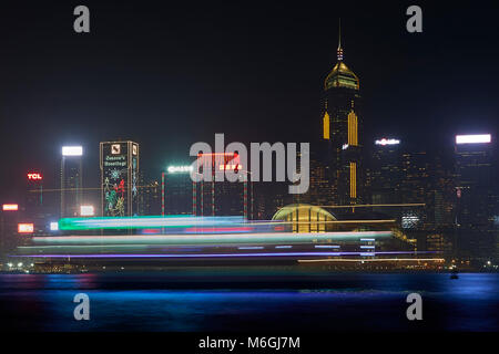 Leichte Spuren von einem vorbeifahrenden Boot in Victoria Harbour und Hong Kong. Stockfoto