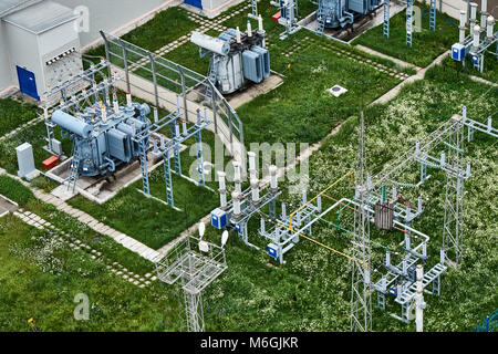 Stadt elektrische Unterstation auf grünem Gras, Ansicht von oben Stockfoto