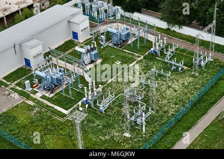 Stadt elektrische Unterstation auf grünem Gras, Ansicht von oben Stockfoto