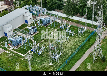 Stadt elektrische Unterstation auf grünem Gras, Ansicht von oben Stockfoto