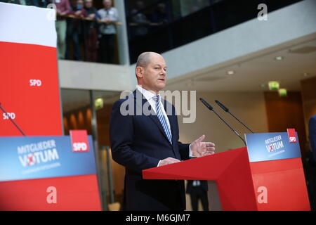 Berlin: Die Mehrheit der SPD-Mitglieder haben eine Neuauflage der grossen Koalition mit der CDU und CSU genehmigt. 66.02 Prozent mit Ja stimmten, sagte der SPD-Bundesschatzmeister Dietmar Nietan auf einer Pressekonferenz im Willy Brandt Haus in Berlin. Rund 463.000 SPD-Mitglieder waren aufgerufen zu stimmen. Stellvertretende Vorsitzende Olaf Scholz sagte, die von der Mitgliedschaft Umfrage Prozess die Partei zusammen gebracht hatte. 239,604 SPD-Mitglieder dafür gestimmt (66.02 Prozent), 123,329 mit Nein (33,98 Prozent), 463,722 SPD-Mitglieder berechtigt waren, zu stimmen, 378,437 Stimmen, von denen 14,943 defekt waren, wirksam: 363,494, der die Stockfoto