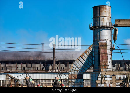 Riesiges Rohr des Entstaubungs- und Luftreinigungssystems des Hochofens der metallurgischen Anlage Stockfoto