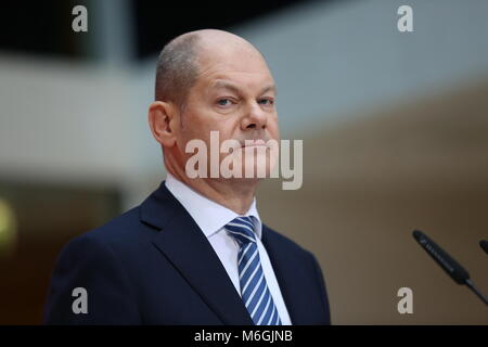 Berlin, Deutschland. 04 Mär, 2018. Olaf Scholz (SPD) bei der Pressekonferenz im Willy-Brandt-Haus in Berlin-Kreuzberg. Die Mehrheit der SPD-Mitglieder haben eine Neuauflage der grossen Koalition mit der CDU und CSU genehmigt. 66.02 Prozent mit Ja stimmten, sagte der SPD-Bundesschatzmeister Dietmar Nietan auf einer Pressekonferenz im Willy Brandt Haus in Berlin. Rund 463.000 SPD-Mitglieder waren aufgerufen zu stimmen. Stellvertretende Vorsitzende Olaf Scholz sagte, die von der Mitgliedschaft Umfrage Prozess die Partei zusammen gebracht hatte. Quelle: Simone Kuhlmey/Pacific Press/Alamy leben Nachrichten Stockfoto