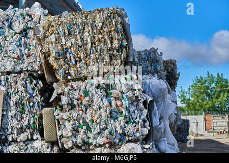 Gepresste Kunststoffflaschen in Briketts für das Recycling an der Abfallsortierstation Stockfoto