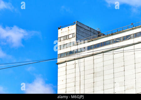 Silogebäude aus Beton mit Feuerleiter auf weißer Fassade vor blauem Himmel Stockfoto