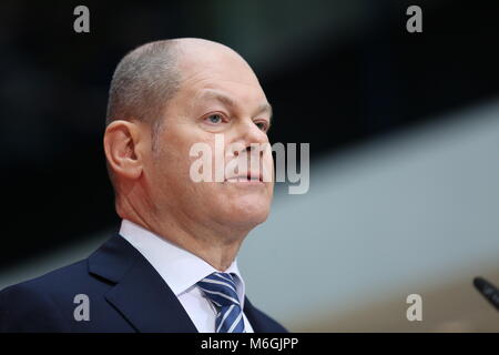 Berlin, Deutschland. 04 Mär, 2018. Olaf Scholz (SPD) bei der Pressekonferenz im Willy-Brandt-Haus in Berlin-Kreuzberg. Die Mehrheit der SPD-Mitglieder haben eine Neuauflage der grossen Koalition mit der CDU und CSU genehmigt. 66.02 Prozent mit Ja stimmten, sagte der SPD-Bundesschatzmeister Dietmar Nietan auf einer Pressekonferenz im Willy Brandt Haus in Berlin. Rund 463.000 SPD-Mitglieder waren aufgerufen zu stimmen. Stellvertretende Vorsitzende Olaf Scholz sagte, die von der Mitgliedschaft Umfrage Prozess die Partei zusammen gebracht hatte. Quelle: Simone Kuhlmey/Pacific Press/Alamy leben Nachrichten Stockfoto